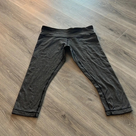 Lululemon gray Capri  length leggings size 8 - Picture 1 of 9
